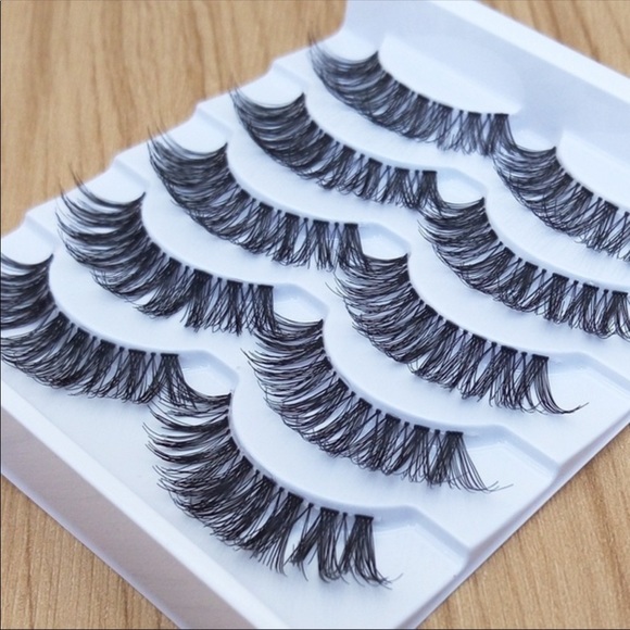 false eyelashes - Picture 1 of 2